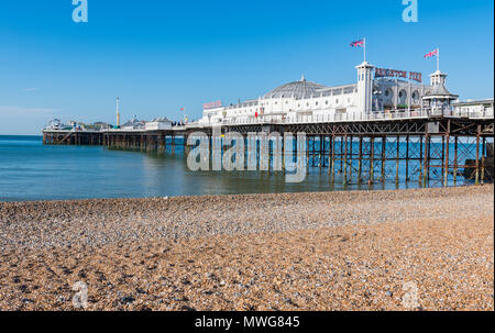 Brighton Pier am Morgen vor Menschen in Brighton, East Sussex, England, UK. Stockfoto
