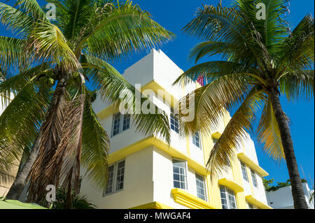 Typischen bunten 30er Jahre Art Deco Architektur mit Palmen in Miami, Florida Stockfoto