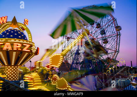 NEW YORK CITY - 17. AUGUST 2017: Blick von der Coney Island Boardwalk auf die berühmten Vergnügungspark Wonder Wheel. Stockfoto