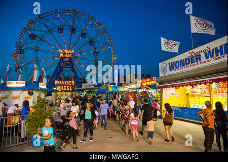 NEW YORK CITY - 17. AUGUST 2017: Blick von der Coney Island Boardwalk auf die berühmten Vergnügungspark Wonder Wheel. Stockfoto