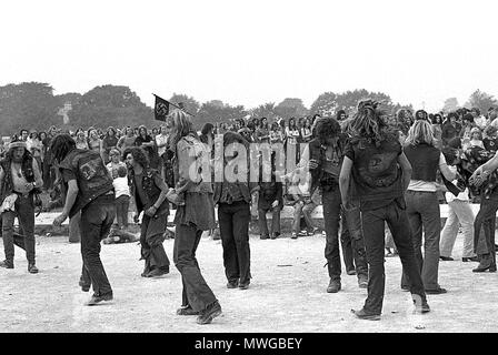 Hells Angels tanzen zur Musik in Kendal Music Festival 1973 Stockfoto