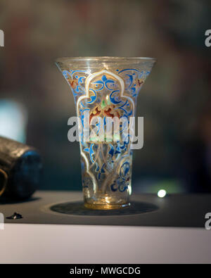 London. England. Das Glück von Edenhall, 14. Jahrhundert dekoriert Becherglas aus Syrien oder Ägypten. V&A Victoria und Albert Museum. Glas, Emaille und Stockfoto