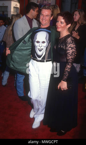 HOLLYWOOD, CA - 11. Juli: (L-R) Schauspieler William Sadler und Gast der "Bill & Ted's Bogus Journey" Hollywood Premiere am 11. Juli 1991 sorgen bei Mann's Chinese Theater in Hollywood, Kalifornien. Foto von Barry King/Alamy Stock Foto Stockfoto