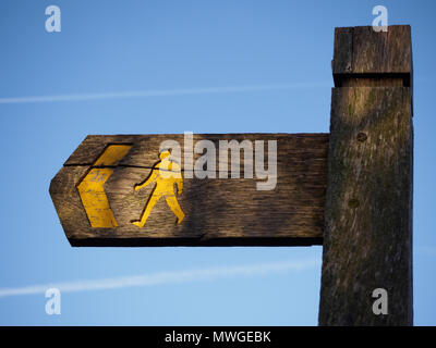 Holz- Wandern Weg Zeichen entlang Stockfoto