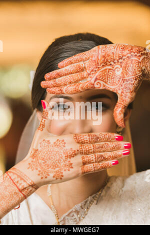 Pakistanische Hochzeit Braut Frau Hande Mit Schonen Mehndi Design Hande Der Indischen Braut Madchen Mit Henna Kunst Stockfotografie Alamy