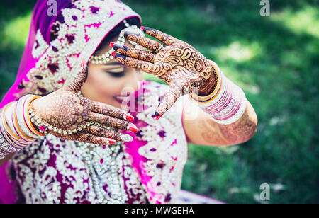 Pakistanische Hochzeit Braut Frau Hände mit schönen mehndi Design, Hände der indischen Braut Mädchen mit Henna Kunst Stockfoto