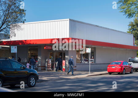 Ein kleiner, eigenständiger Coles-Supermarkt in der Ray Street, Turramurra an Sydneys Nordufer in Australien, der in den 1960er Jahren erbaut und nie erweitert wurde Stockfoto