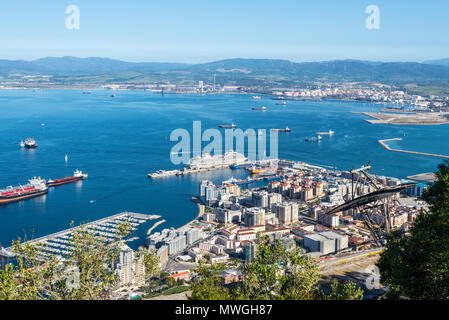 Gibraltar, UK - 18. Mai 2017: Gibraltar Hafen, Hafen, Schiffe in der Bucht von Algeciras (Küste von Spanien). Kreuzfahrtschiff Costa Favolosa in der Mitte. Stockfoto