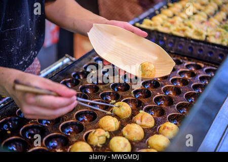 Takoyaki an einem foodstall in Osaka, Japan vorbereitet. Stockfoto