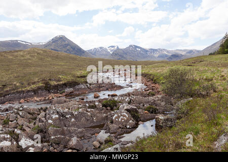 Fluss und Berge auf dem West Highland Way in Schottland. Stockfoto