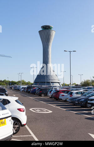 Air Traffic Control Tower am Flughafen Edinburgh mit großen Flughafen Parkplatz. Stockfoto