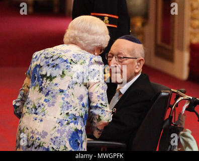 Oberstleutnant Mordaunt Cohen, 101, ist ein MBE (Mitglied des Ordens des Britischen Empire) von Königin Elizabeth II. für Dienstleistungen während einer Ordensverleihung am Buckingham Palace in London zum Zweiten Weltkrieg gemacht. Stockfoto