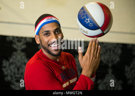 Die Harlem Globetrotters sind legendär weltweit, gleichbedeutend mit ein-von-ein-freundliche Unterhaltung für die ganze Familie und große Basketball Skills für die letzten 90 Jahre. Während ihrer gesamten Geschichte, die Ursprüngliche Harlem Globetrotters haben Ihre ikonische Talente in 122 Ländern und Territorien auf sechs Kontinenten präsentiert, oft brechen kulturelle und gesellschaftliche Barrieren und bietet Fans mit ihrem ersten Basketball zu erleben. Stolz Eingezogenen der Naismith Memorial Basketball Hall of Fame, die Globetrotters haben Hunderte von Millionen von Fans unterhalten - unter ihnen Päpste, Könige, Königinnen, und Präsidenten Stockfoto