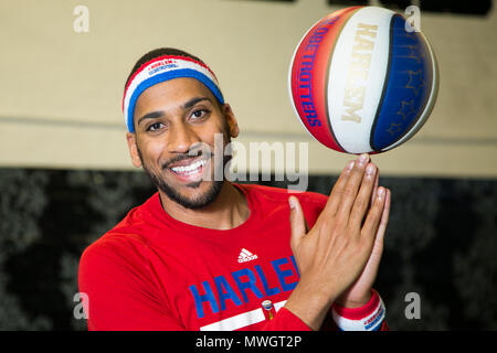 Die Harlem Globetrotters sind legendär weltweit, gleichbedeutend mit ein-von-ein-freundliche Unterhaltung für die ganze Familie und große Basketball Skills für die letzten 90 Jahre. Während ihrer gesamten Geschichte, die Ursprüngliche Harlem Globetrotters haben Ihre ikonische Talente in 122 Ländern und Territorien auf sechs Kontinenten präsentiert, oft brechen kulturelle und gesellschaftliche Barrieren und bietet Fans mit ihrem ersten Basketball zu erleben. Stolz Eingezogenen der Naismith Memorial Basketball Hall of Fame, die Globetrotters haben Hunderte von Millionen von Fans unterhalten - unter ihnen Päpste, Könige, Königinnen, und Präsidenten Stockfoto