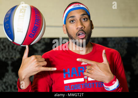 Die Harlem Globetrotters sind legendär weltweit, gleichbedeutend mit ein-von-ein-freundliche Unterhaltung für die ganze Familie und große Basketball Skills für die letzten 90 Jahre. Während ihrer gesamten Geschichte, die Ursprüngliche Harlem Globetrotters haben Ihre ikonische Talente in 122 Ländern und Territorien auf sechs Kontinenten präsentiert, oft brechen kulturelle und gesellschaftliche Barrieren und bietet Fans mit ihrem ersten Basketball zu erleben. Stolz Eingezogenen der Naismith Memorial Basketball Hall of Fame, die Globetrotters haben Hunderte von Millionen von Fans unterhalten - unter ihnen Päpste, Könige, Königinnen, und Präsidenten Stockfoto