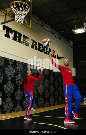 Die Harlem Globetrotters sind legendär weltweit, gleichbedeutend mit ein-von-ein-freundliche Unterhaltung für die ganze Familie und große Basketball Skills für die letzten 90 Jahre. Während ihrer gesamten Geschichte, die Ursprüngliche Harlem Globetrotters haben Ihre ikonische Talente in 122 Ländern und Territorien auf sechs Kontinenten präsentiert, oft brechen kulturelle und gesellschaftliche Barrieren und bietet Fans mit ihrem ersten Basketball zu erleben. Stolz Eingezogenen der Naismith Memorial Basketball Hall of Fame, die Globetrotters haben Hunderte von Millionen von Fans unterhalten - unter ihnen Päpste, Könige, Königinnen, und Präsidenten Stockfoto