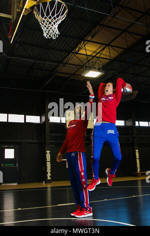 Die Harlem Globetrotters sind legendär weltweit, gleichbedeutend mit ein-von-ein-freundliche Unterhaltung für die ganze Familie und große Basketball Skills für die letzten 90 Jahre. Während ihrer gesamten Geschichte, die Ursprüngliche Harlem Globetrotters haben Ihre ikonische Talente in 122 Ländern und Territorien auf sechs Kontinenten präsentiert, oft brechen kulturelle und gesellschaftliche Barrieren und bietet Fans mit ihrem ersten Basketball zu erleben. Stolz Eingezogenen der Naismith Memorial Basketball Hall of Fame, die Globetrotters haben Hunderte von Millionen von Fans unterhalten - unter ihnen Päpste, Könige, Königinnen, und Präsidenten Stockfoto