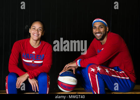 Die Harlem Globetrotters sind legendär weltweit, gleichbedeutend mit ein-von-ein-freundliche Unterhaltung für die ganze Familie und große Basketball Skills für die letzten 90 Jahre. Während ihrer gesamten Geschichte, die Ursprüngliche Harlem Globetrotters haben Ihre ikonische Talente in 122 Ländern und Territorien auf sechs Kontinenten präsentiert, oft brechen kulturelle und gesellschaftliche Barrieren und bietet Fans mit ihrem ersten Basketball zu erleben. Stolz Eingezogenen der Naismith Memorial Basketball Hall of Fame, die Globetrotters haben Hunderte von Millionen von Fans unterhalten - unter ihnen Päpste, Könige, Königinnen, und Präsidenten Stockfoto