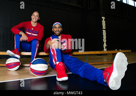 Die Harlem Globetrotters sind legendär weltweit, gleichbedeutend mit ein-von-ein-freundliche Unterhaltung für die ganze Familie und große Basketball Skills für die letzten 90 Jahre. Während ihrer gesamten Geschichte, die Ursprüngliche Harlem Globetrotters haben Ihre ikonische Talente in 122 Ländern und Territorien auf sechs Kontinenten präsentiert, oft brechen kulturelle und gesellschaftliche Barrieren und bietet Fans mit ihrem ersten Basketball zu erleben. Stolz Eingezogenen der Naismith Memorial Basketball Hall of Fame, die Globetrotters haben Hunderte von Millionen von Fans unterhalten - unter ihnen Päpste, Könige, Königinnen, und Präsidenten Stockfoto