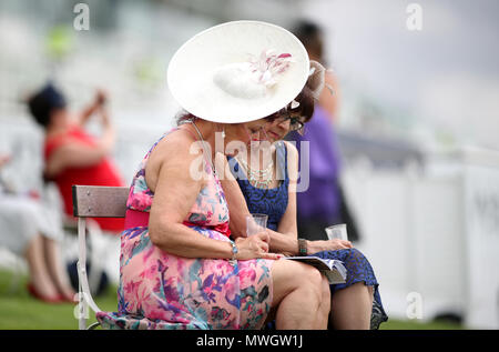 Modische racegoers während Damen Tag des 2018 von Investec Derby Festival an der Pferderennbahn Epsom Downs, Epsom. Stockfoto