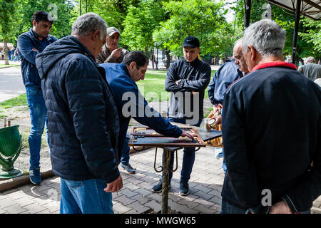 Lokale Männer spielen Backgammon in einem Park, Odessa, Ukraine Stockfoto