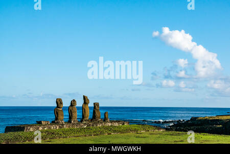 Ahu Tahai Moai Vai Ure, Figuren, Hanga Roa, Easter Island, Chile Stockfoto