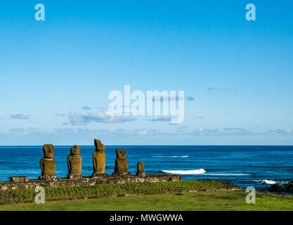 Ahu Tahai Moai Vai Ure, Figuren, Hanga Roa, Easter Island, Chile Stockfoto