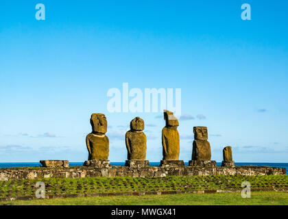 Ahu Tahai Moai Vai Ure, Figuren, Hanga Roa, Easter Island, Chile Stockfoto