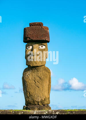 Nahaufnahme von Ahu Ko Te Riku Moai Abbildung mit Haarschopf und Obsidian Augen, Ahu Tahai Moai Komplex, Hanga Roa, Easter Island, Chile Stockfoto