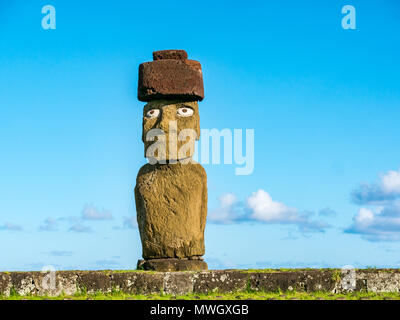 Nahaufnahme von Ahu Ko Te Riku Moai Abbildung mit Haarschopf und Obsidian Augen, Ahu Tahai Moai Komplex, Hanga Roa, Easter Island, Chile Stockfoto