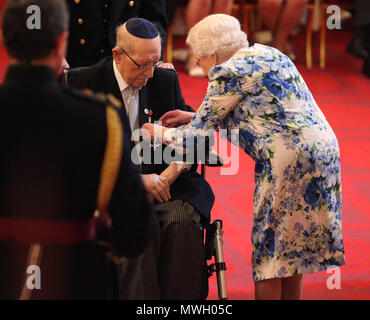 Oberstleutnant Mordaunt Cohen, 101, ist ein MBE (Mitglied des Ordens des Britischen Empire) von Königin Elizabeth II. für Dienstleistungen während einer Ordensverleihung am Buckingham Palace in London zum Zweiten Weltkrieg gemacht. Stockfoto