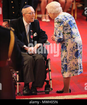 Oberstleutnant Mordaunt Cohen, 101, ist ein MBE (Mitglied des Ordens des Britischen Empire) von Königin Elizabeth II. für Dienstleistungen während einer Ordensverleihung am Buckingham Palace in London zum Zweiten Weltkrieg gemacht. Stockfoto