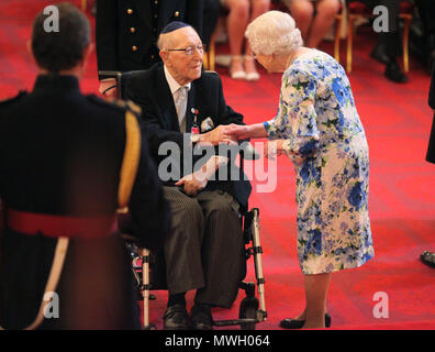 Oberstleutnant Mordaunt Cohen, 101, ist ein MBE (Mitglied des Ordens des Britischen Empire) von Königin Elizabeth II. für Dienstleistungen während einer Ordensverleihung am Buckingham Palace in London zum Zweiten Weltkrieg gemacht. Stockfoto