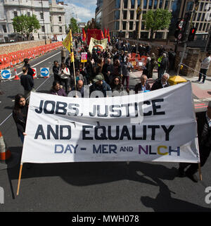 Jährliche Mai Tag März und Kundgebung am Trafalgar Square. Der März und Rallye dm Internationale Arbeiter Tag, die Union Kämpfe im späten 19. Jahrhundert. Mit: Atmosphäre, Wo: London, England, Großbritannien Wann: 01. Mai 2018 Credit: Wheatley/WANN Stockfoto