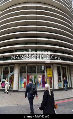 Ein Zweig von Marks und Spencer auf Fenchurch Street in der City von London. M&S haben angekuendigt, schließen 92 Stores Teil einer Kostensenkung auf den Plan. Stockfoto