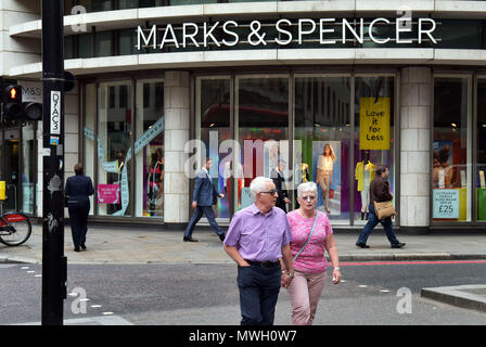 Ein Zweig von Marks und Spencer auf Fenchurch Street in der City von London. M&S haben angekuendigt, schließen 92 Stores Teil einer Kostensenkung auf den Plan. Stockfoto