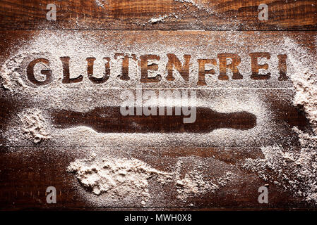 High-Angle Shot eines hölzernen Tisch mit einem Glutenfreies Mehl, wo Sie den Text glutenfrei, glutenfreie in Deutsch geschrieben, neben th lesen können Stockfoto