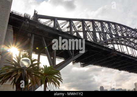 Die Sonne spähen durch die Sydney Harbour Bridge Stockfoto