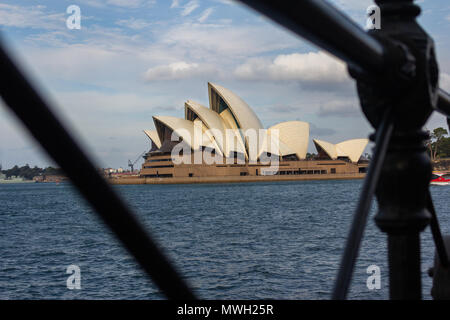 Das Sydney Opera House durch die historischen Vorland Zaun gerahmt Stockfoto