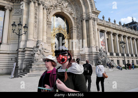 Eine Frau das Tragen einer Atemschutzmaske gegen Verschmutzung zu Fuß außerhalb des Petit Palais Museum Gebäude in der Straße in Paris Frankreich KATHY DEWITT Stockfoto