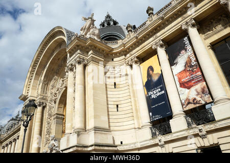 Außenansicht Eingang des Petit Palais Gebäude mit Degas bis Redon Ausstellung Plakat außerhalb an der vorderen Fassade in Paris Frankreich KATHY DEWITT Stockfoto