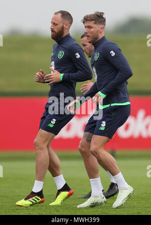 Republik Irland Jeff Hendrick (rechts) und David Meyler während des Trainings auf die FAI National Training Center, Abbotstown, Irland. Stockfoto