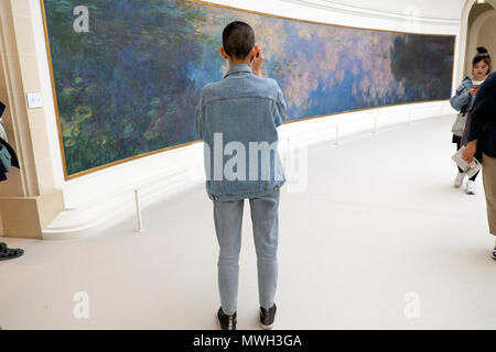 Eine Person fotografieren einer Monet Seerosen Gemälde Nymphéas wandbild am Musée de l'Orangerie Tuilerien in Paris Frankreich KATHY DEWITT Stockfoto