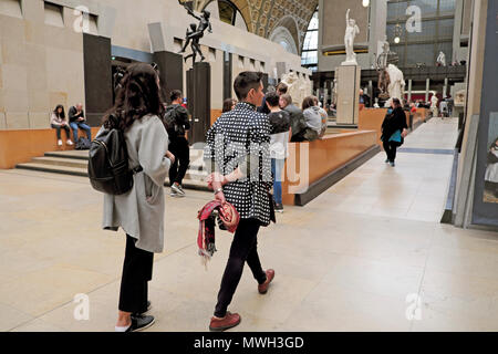 Modische weiblichen Besucher Besuch des Musée d'Orsay Kunst Galerie in Paris Frankreich KATHY DEWITT Stockfoto