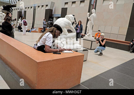 Eine junge schwarze Besucherstudentin sitzt im Hauptsaal und zeichnet eine Skulptur beim Besuch der Kunstgalerie Musée d'Orsay in Paris Frankreich EU KATHY DEWITT Stockfoto