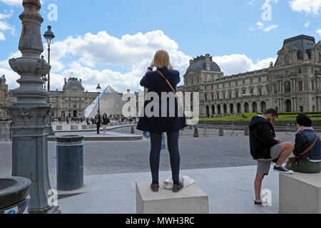 Rückansicht einer Touristikerin, die I.M. Pei Pyramidengebäude im Louvre in Paris fotografiert, Frankreich Europa EU KATHY DEWITT Stockfoto