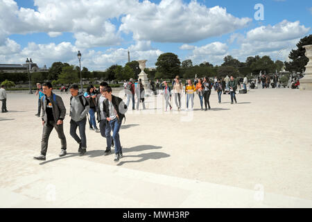 Eine Gruppe von Studenten Jugendliche Schuljungen und Mädchen auf Exkursion kulturellen Besuch Spaziergang entlang eines Pfades in einem Park in Paris, Frankreich Europa EU KATHY DEWITT Stockfoto