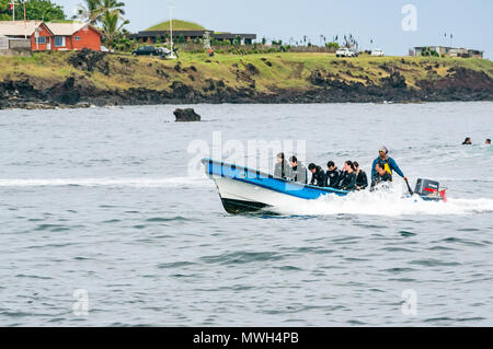 Kleine offene Boot mit Aussenbordmotor zurück holen Taucher im Neoprenanzug nach einem Tauchgang, Hanga Roa, Rapa Nui, Chile Stockfoto