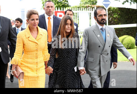 Mohammed Bin Rashid Al Maktoum (rechts), Prinzessin Haya Bint Hussein (links) und Tochter Sheikha Al Jalila während Damen Tag des 2018 von Investec Derby Festival an der Pferderennbahn Epsom Downs, Epsom. Stockfoto