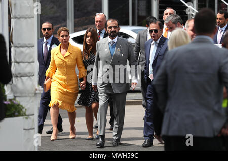 Mohammed Bin Rashid Al Maktoum (rechts), Prinzessin Haya Bint Hussein (links) und Tochter Sheikha Al Jalila während Damen Tag des 2018 von Investec Derby Festival an der Pferderennbahn Epsom Downs, Epsom. Stockfoto